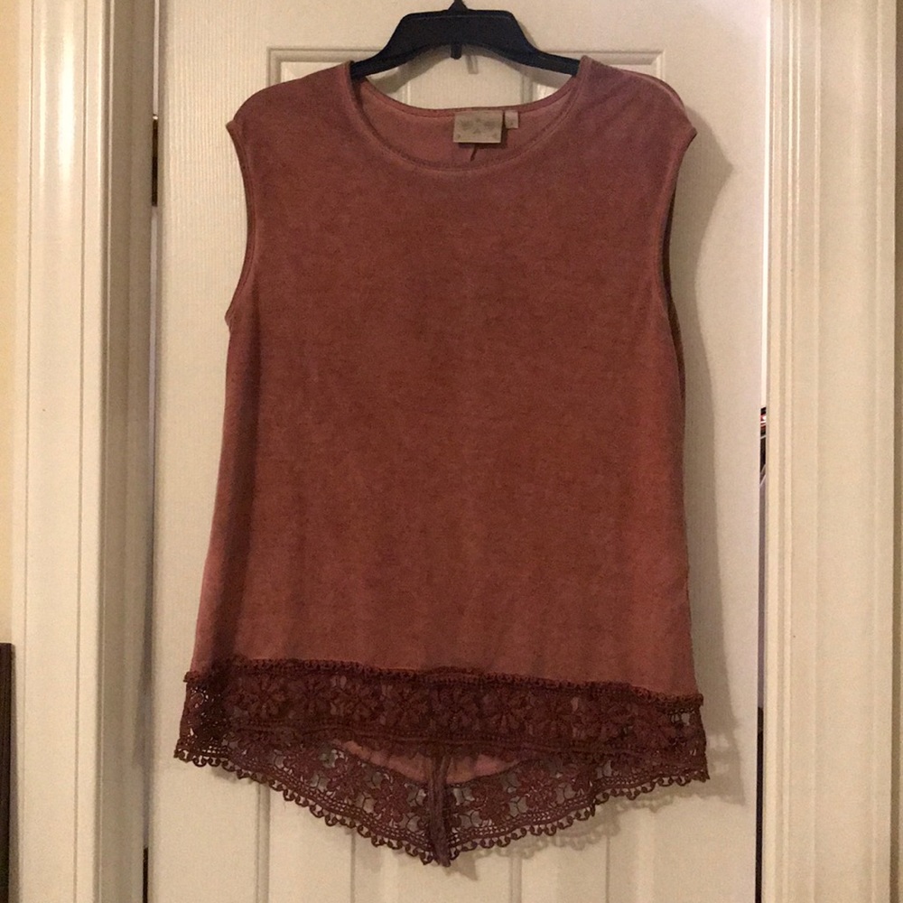 T-shirt with lace bottom